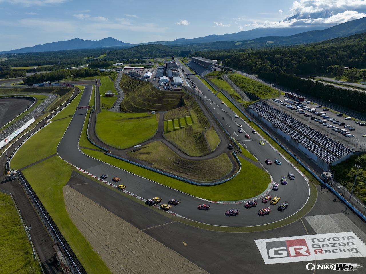 参加したフェラーリ・オーナーによるストレートでの記念撮影と、パレードランも実施された。