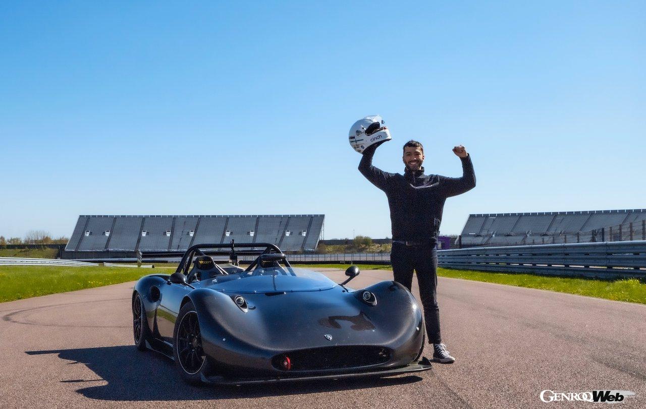 自動車系ウェブサイト『シンチ』の企画において、サム・シーハンがスパルタンのステアリングを握り、ロッキンガム・スピードウェイにおいて、1分14秒14の最速記録を叩き出した。