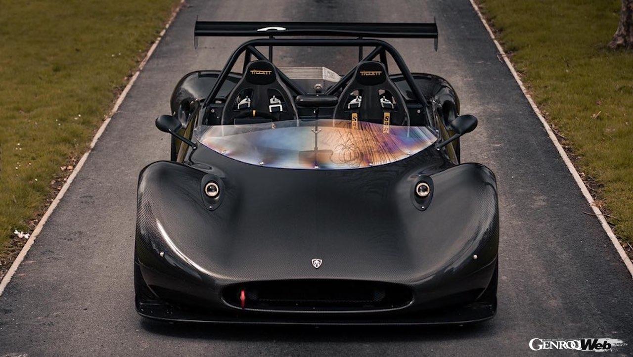 スパルタンは、鋼管スペースフレームシャシーに、1960年代のプロトタイプレーシングカーを思わせるカーボンファイバー製ボディが組み合わせられている。