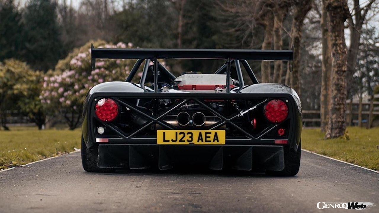 スパルタンは、鋼管スペースフレームシャシーに、1960年代のプロトタイプレーシングカーを思わせるカーボンファイバー製ボディが組み合わせられている。