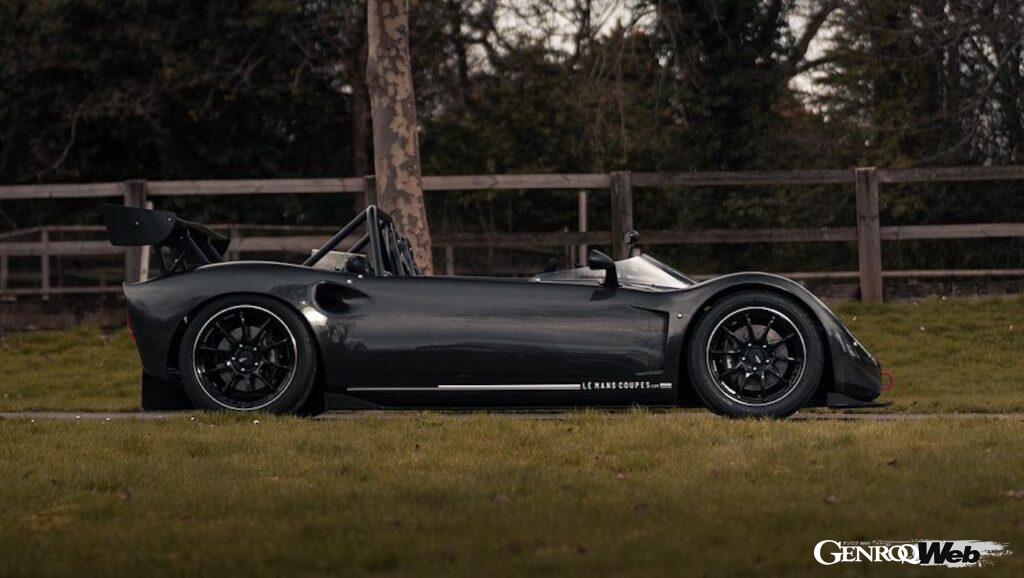 スパルタンは、鋼管スペースフレームシャシーに、1960年代のプロトタイプレーシングカーを思わせるカーボンファイバー製ボディが組み合わせられている。