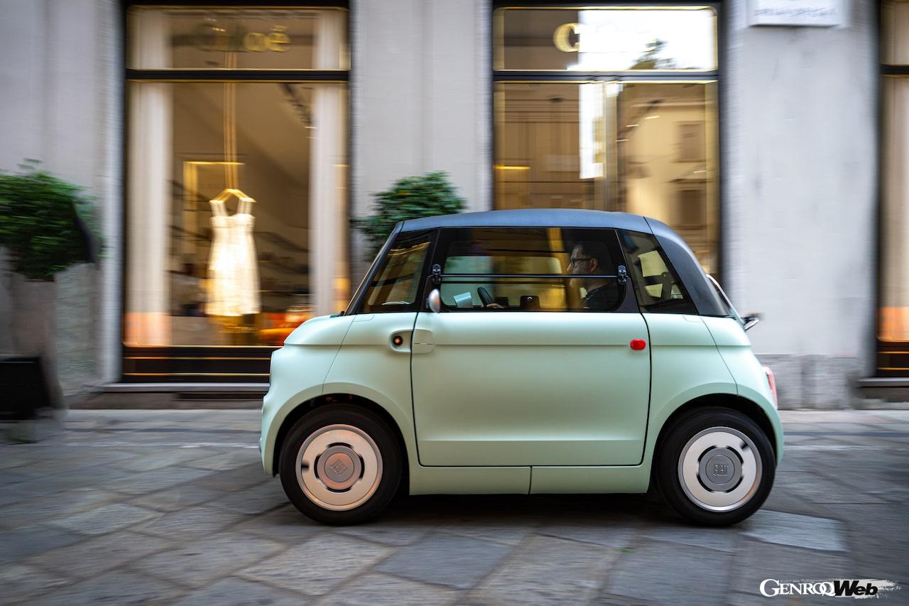 航続距離75kmが確保された都市型マイクロEV「フィアット トッポリーノ」の走行シーン。