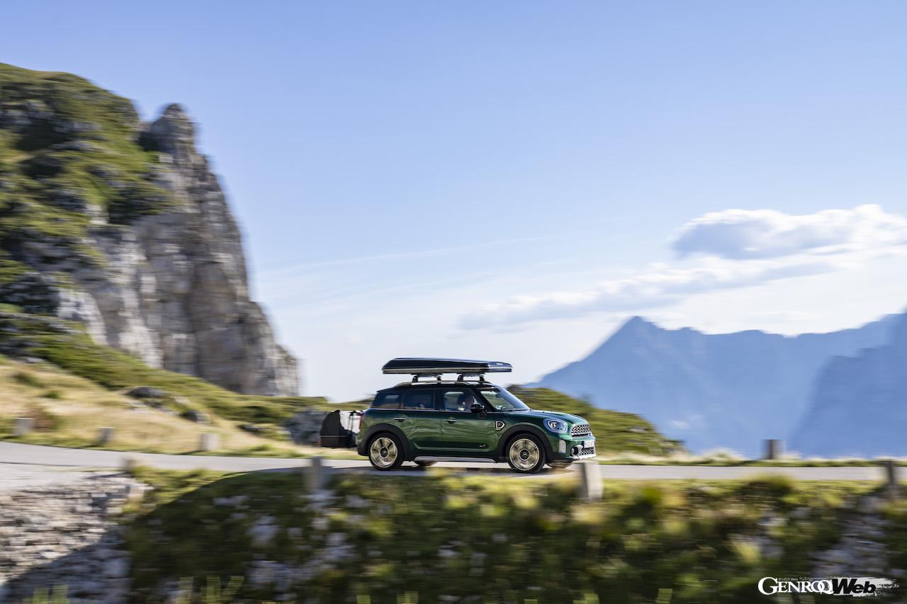 オプションとして用意された専用ルーフテント、リヤキャリアを装着した、PHEVモデル「MINI クーパー SE カントリーマン ALL4」。
