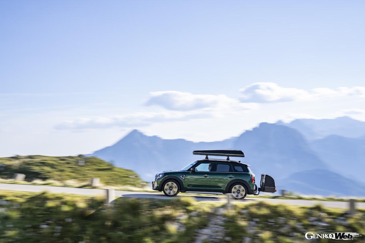 オプションとして用意された専用ルーフテント、リヤキャリアを装着した、PHEVモデル「MINI クーパー SE カントリーマン ALL4」。