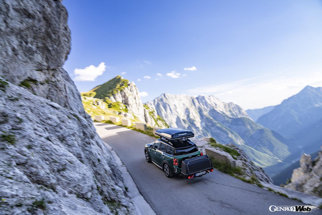 オプションとして用意された専用ルーフテント、リヤキャリアを装着した、PHEVモデル「MINI クーパー SE カントリーマン ALL4」。