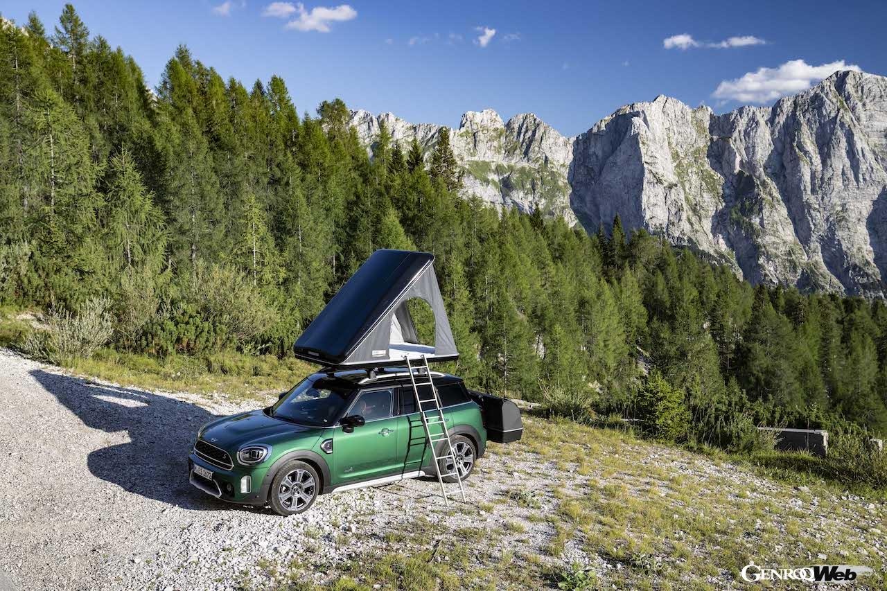 オプションとして用意された専用ルーフテント、リヤキャリアを装着した、PHEVモデル「MINI クーパー SE カントリーマン ALL4」。