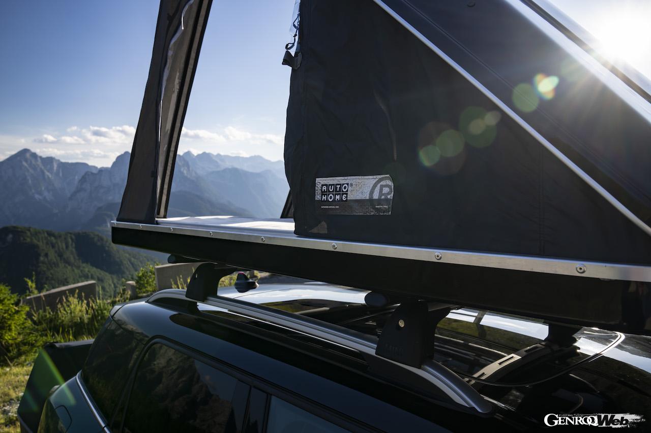 オプションとして用意された専用ルーフテント、リヤキャリアを装着した、PHEVモデル「MINI クーパー SE カントリーマン ALL4」。