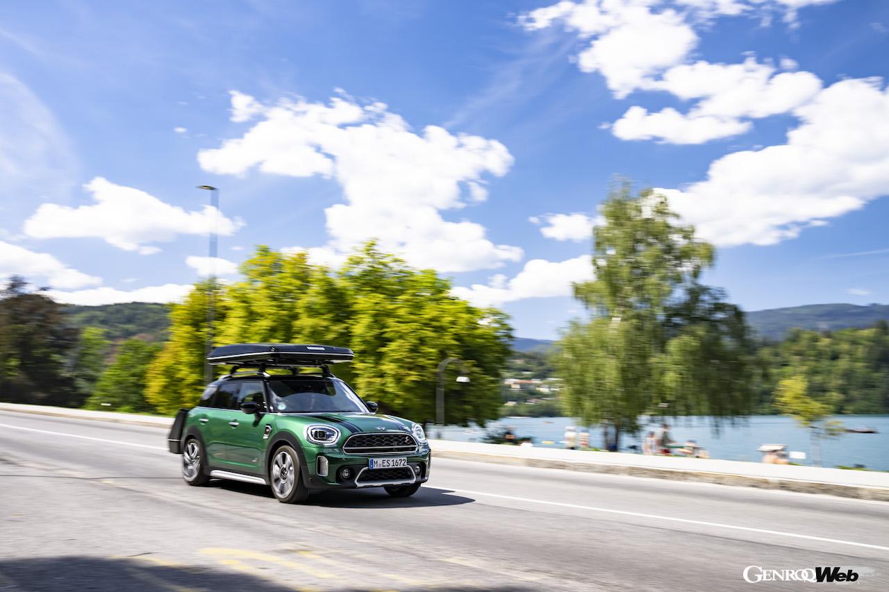 オプションとして用意された専用ルーフテント、リヤキャリアを装着した、PHEVモデル「MINI クーパー SE カントリーマン ALL4」。