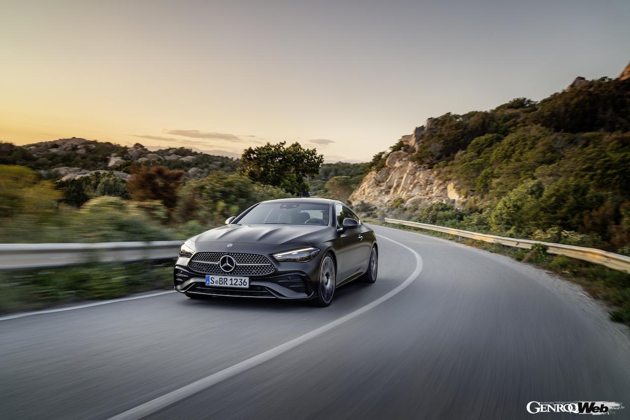 メルセデス・ベンツ CLE クーペの走行シーン。