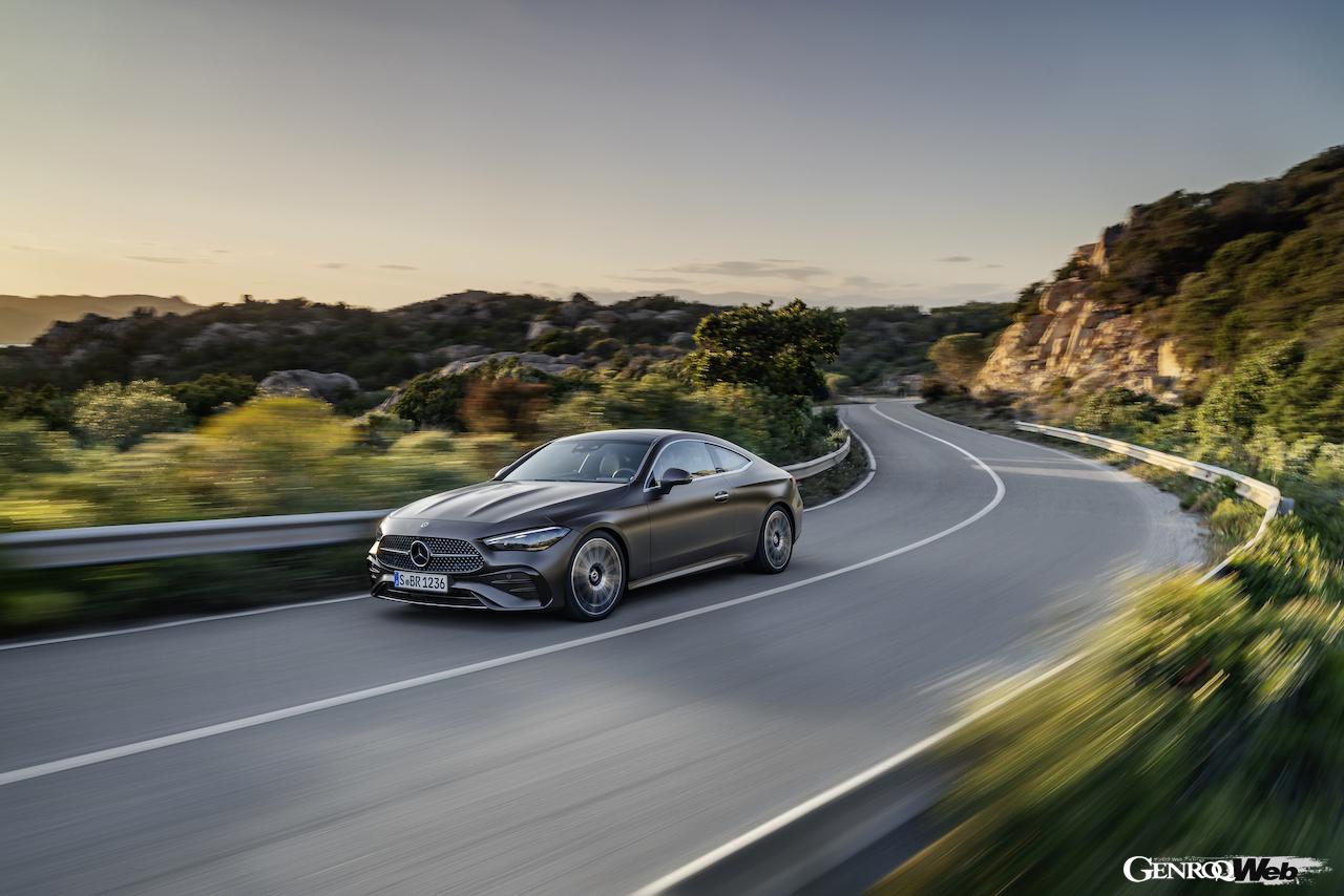 メルセデス・ベンツ CLE クーペの走行シーン。