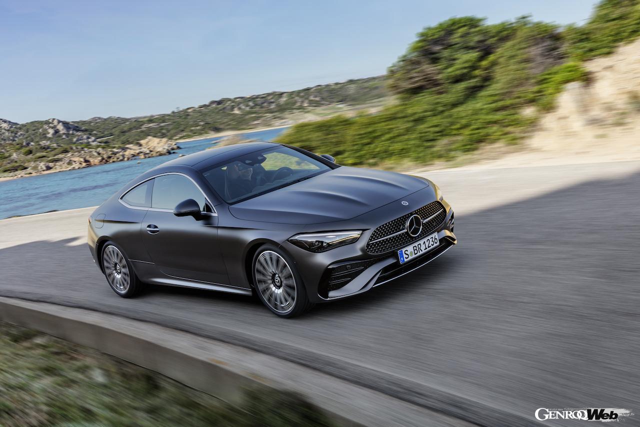 メルセデス・ベンツ CLE クーペの走行シーン。