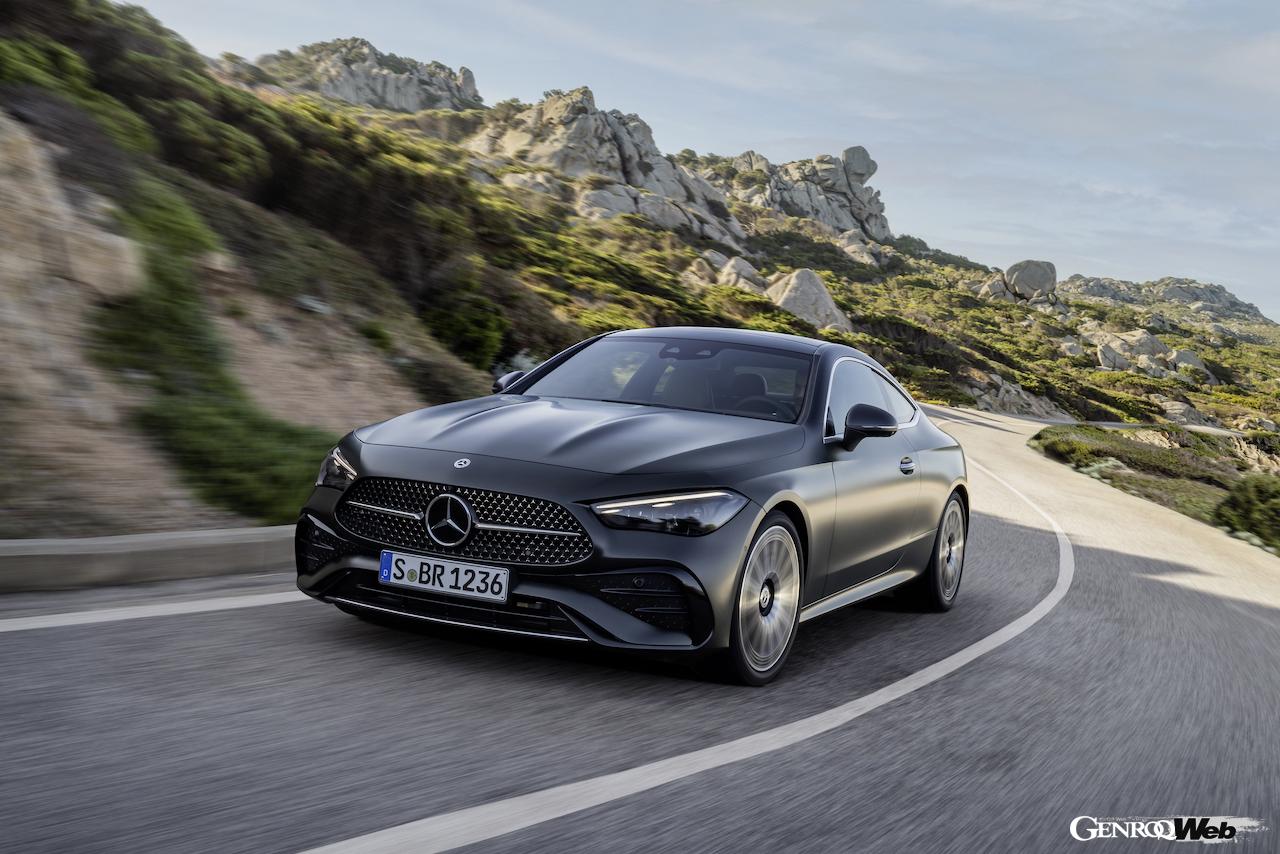 メルセデス・ベンツ CLE クーペの走行シーン。