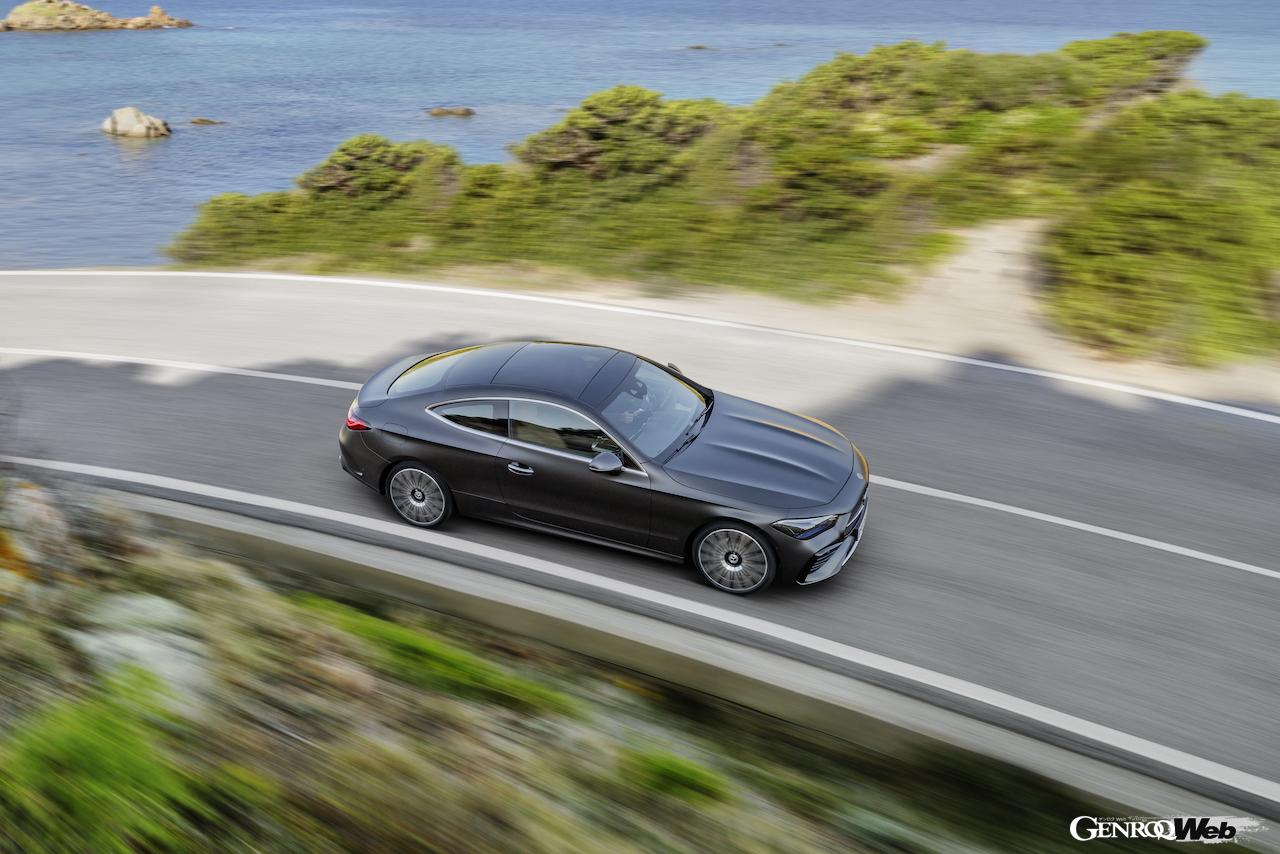 メルセデス・ベンツ CLE クーペの走行シーン。