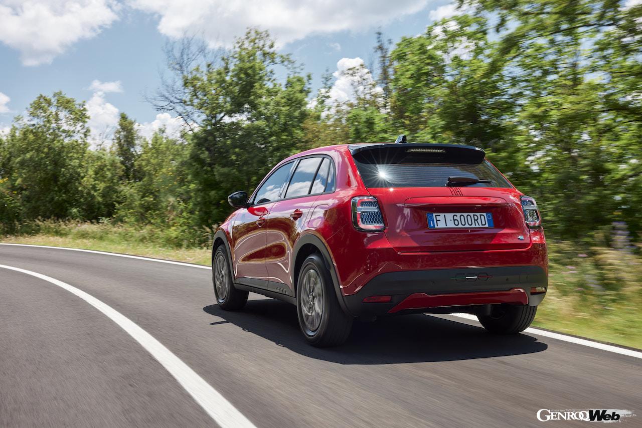 フィアットの最新フル電動クロスオーバー「600e」の走行シーン。