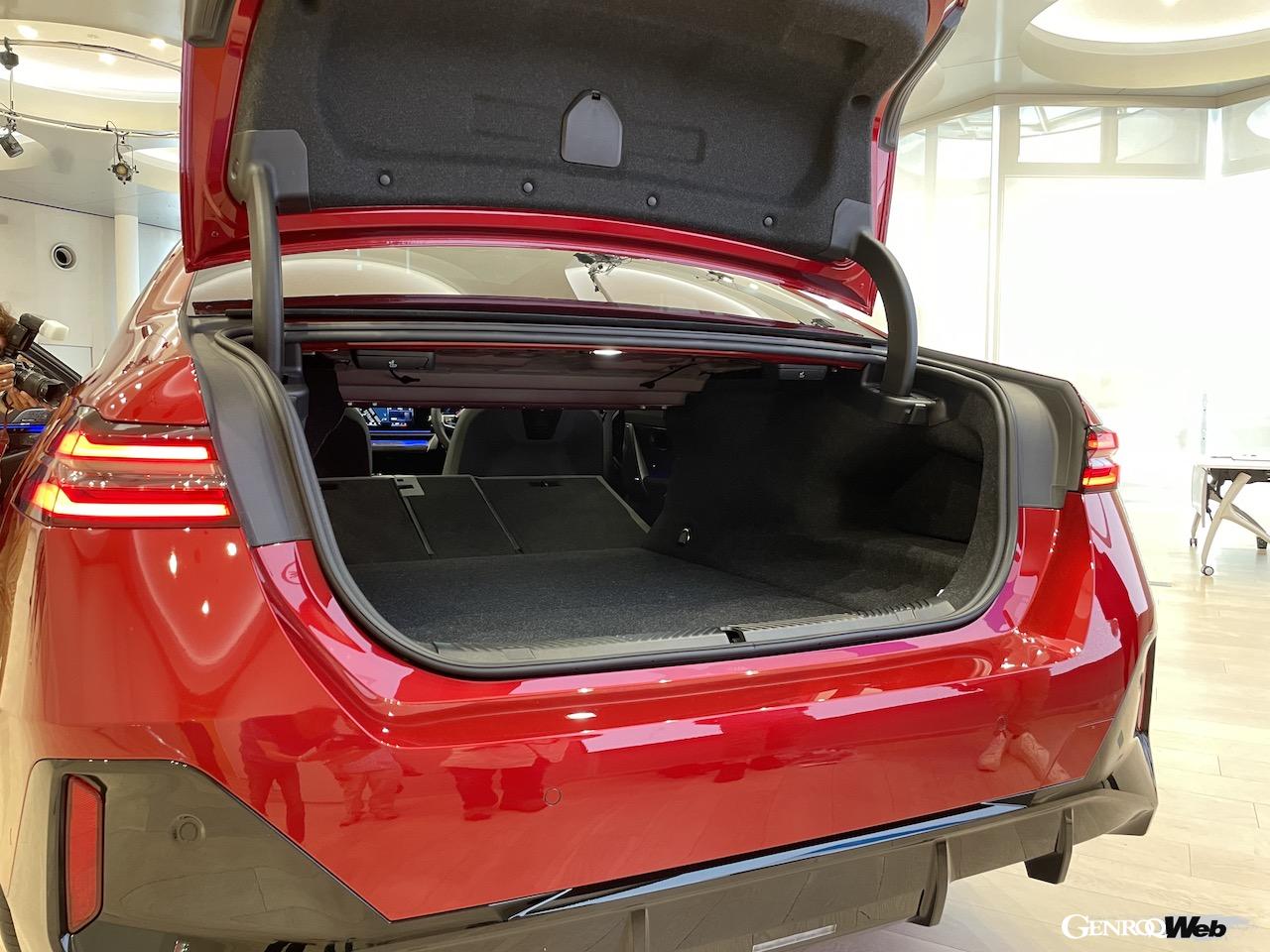 日本導入がスタートしたフル電動モデル「i5」のラゲッジルーム。