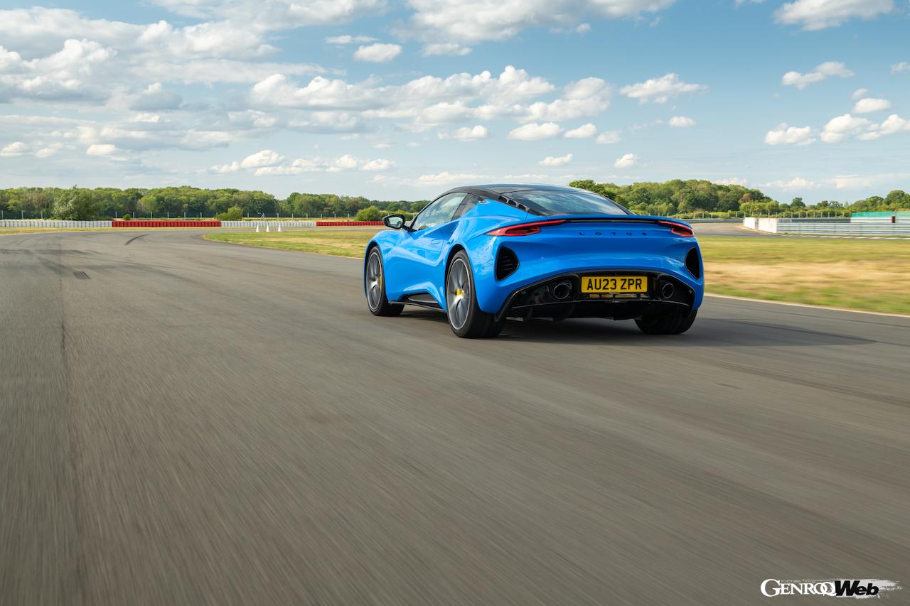 「ロータス エミーラ i4 ファースト・エディション」の走行シーン。