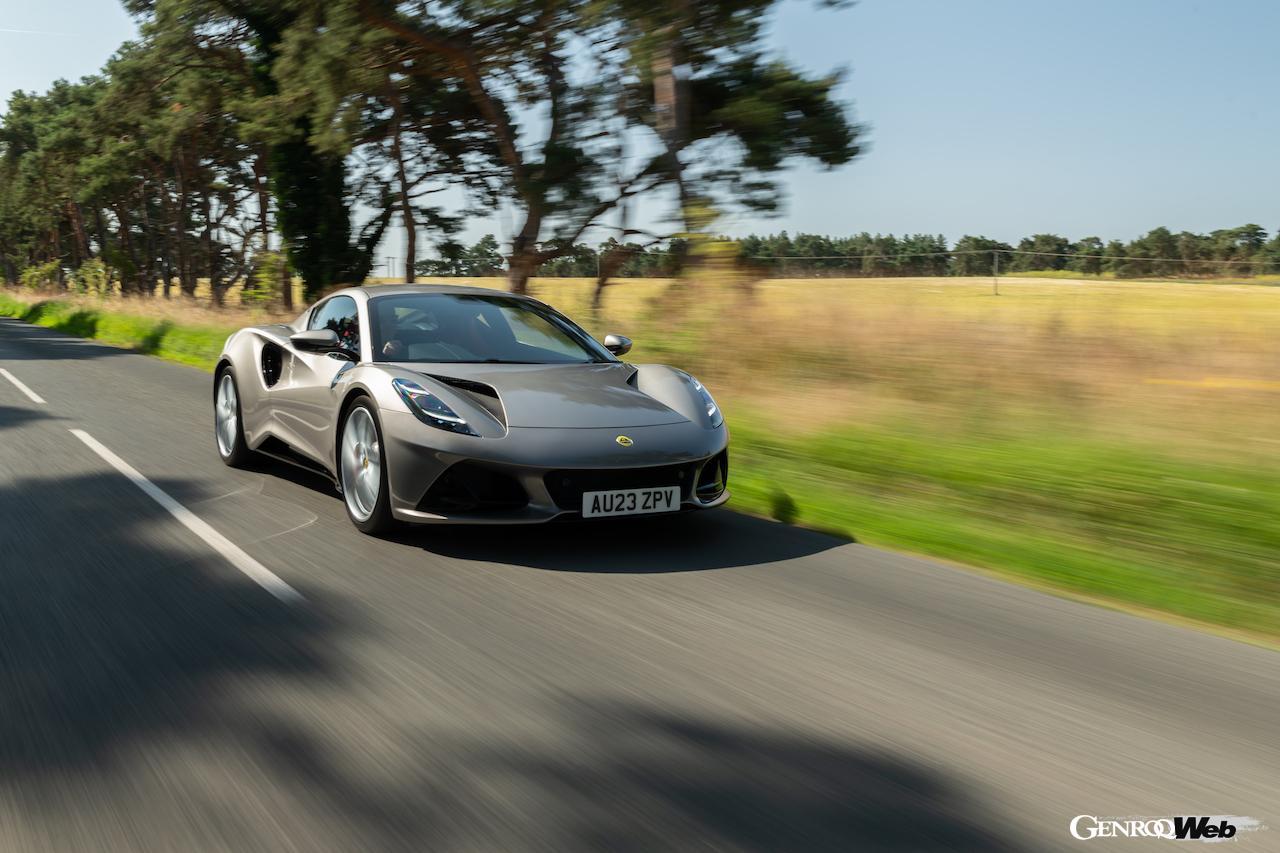 「ロータス エミーラ i4 ファースト・エディション」の走行シーン。