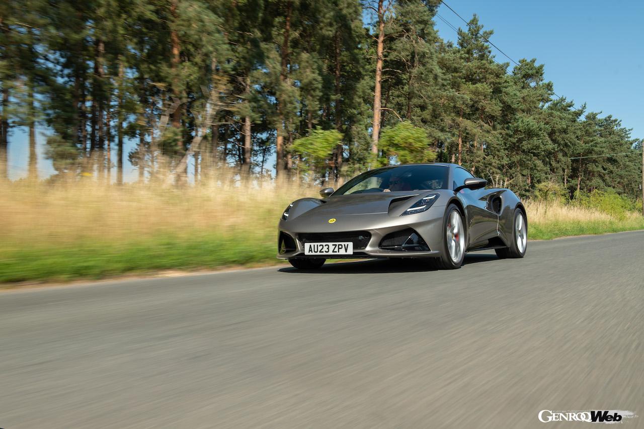 「ロータス エミーラ i4 ファースト・エディション」の走行シーン。