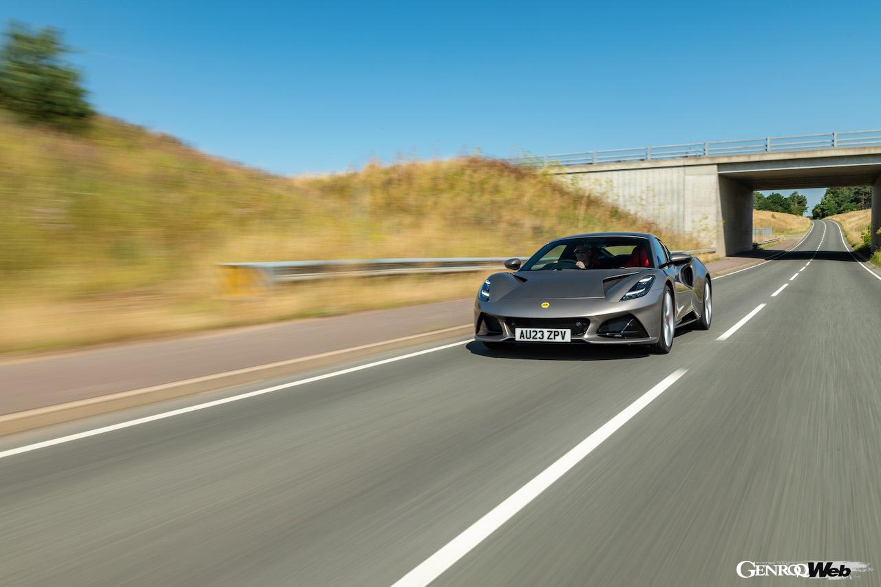 「ロータス エミーラ i4 ファースト・エディション」の走行シーン。