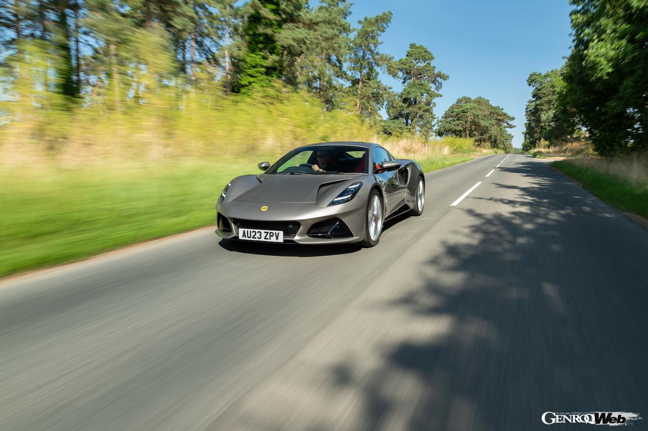 「ロータス エミーラ i4 ファースト・エディション」の走行シーン。