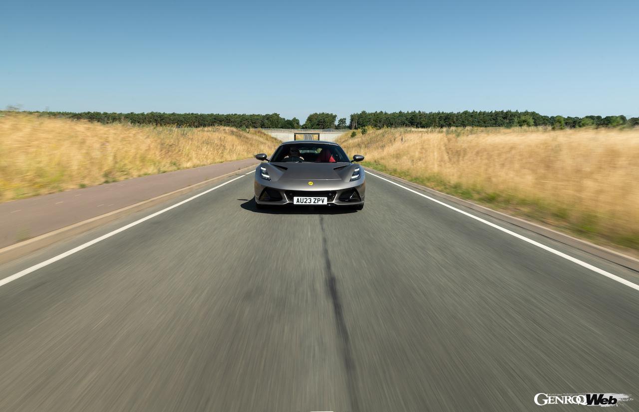 「ロータス エミーラ i4 ファースト・エディション」の走行シーン。