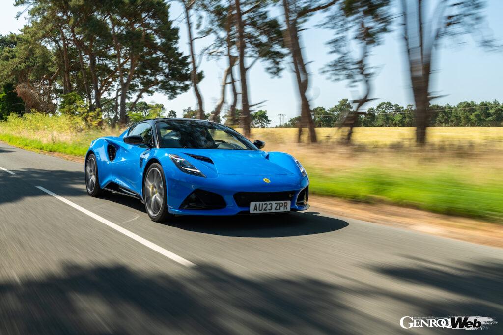 「ロータス エミーラ i4 ファースト・エディション」の走行シーン。