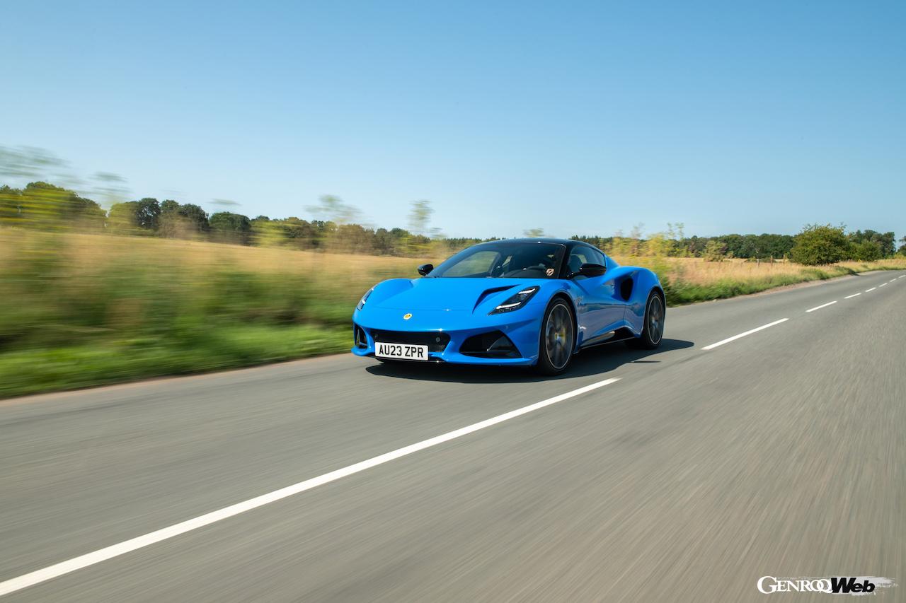 「ロータス エミーラ i4 ファースト・エディション」の走行シーン。