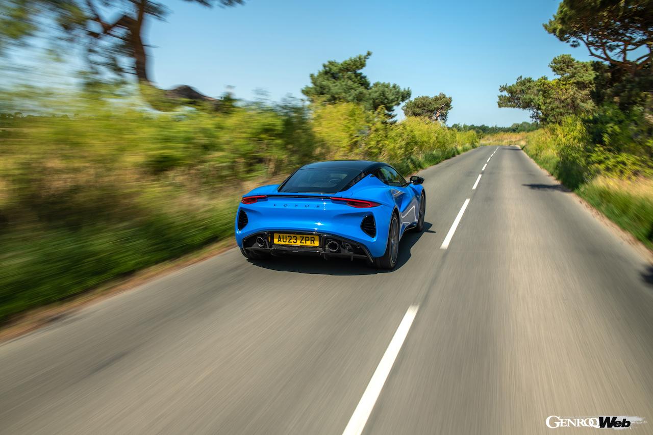 「ロータス エミーラ i4 ファースト・エディション」の走行シーン。