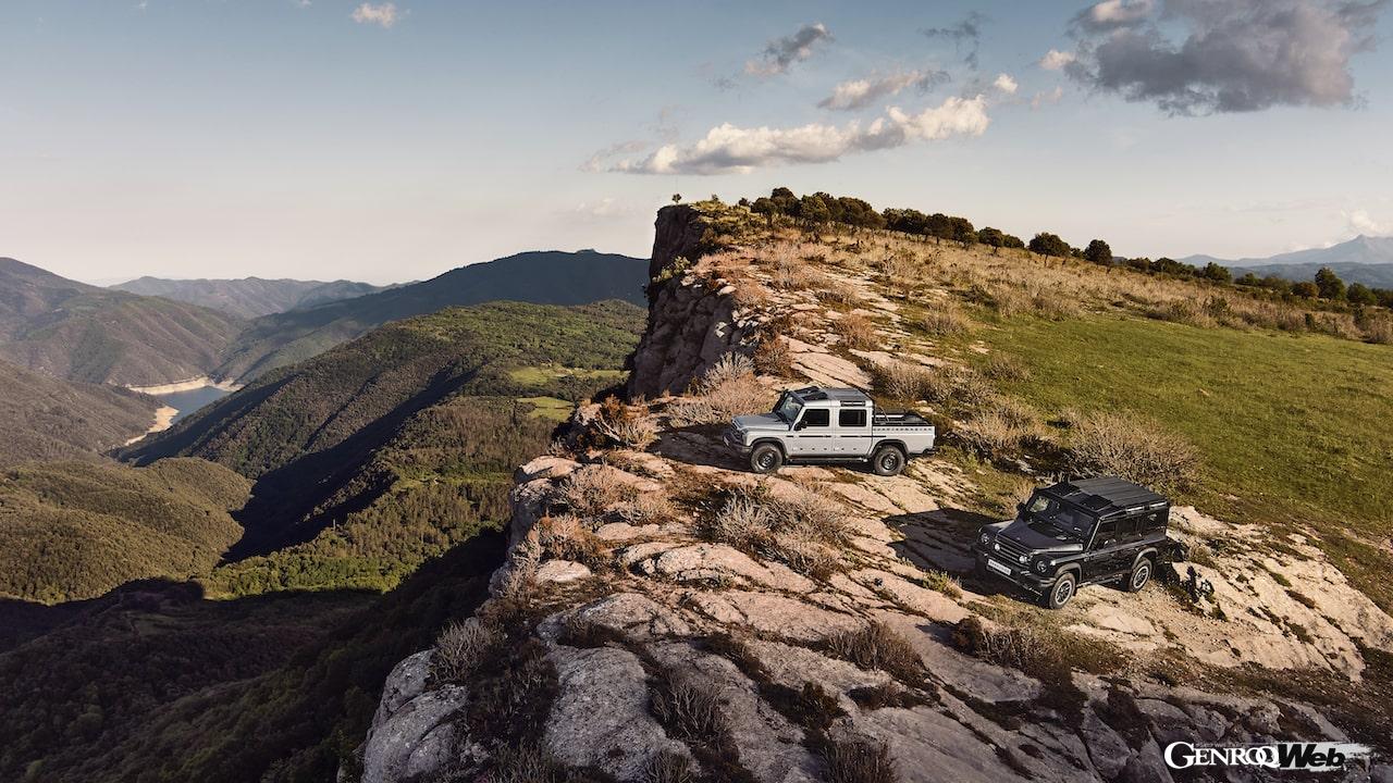 ダブルキャプピックアップ「イネオス グレナディア クォーターマスター」の走行シーン。