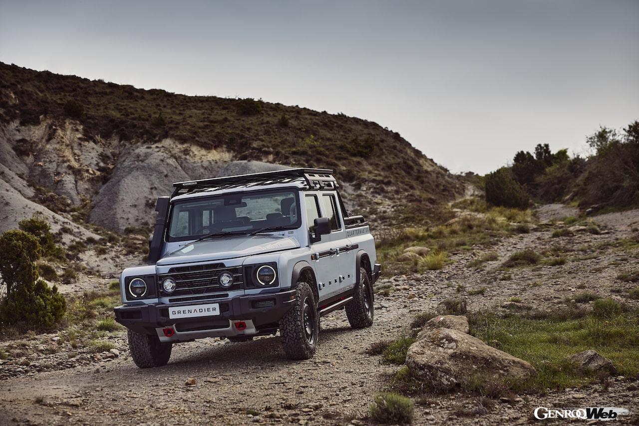 ダブルキャプピックアップ「イネオス グレナディア クォーターマスター」の走行シーン。