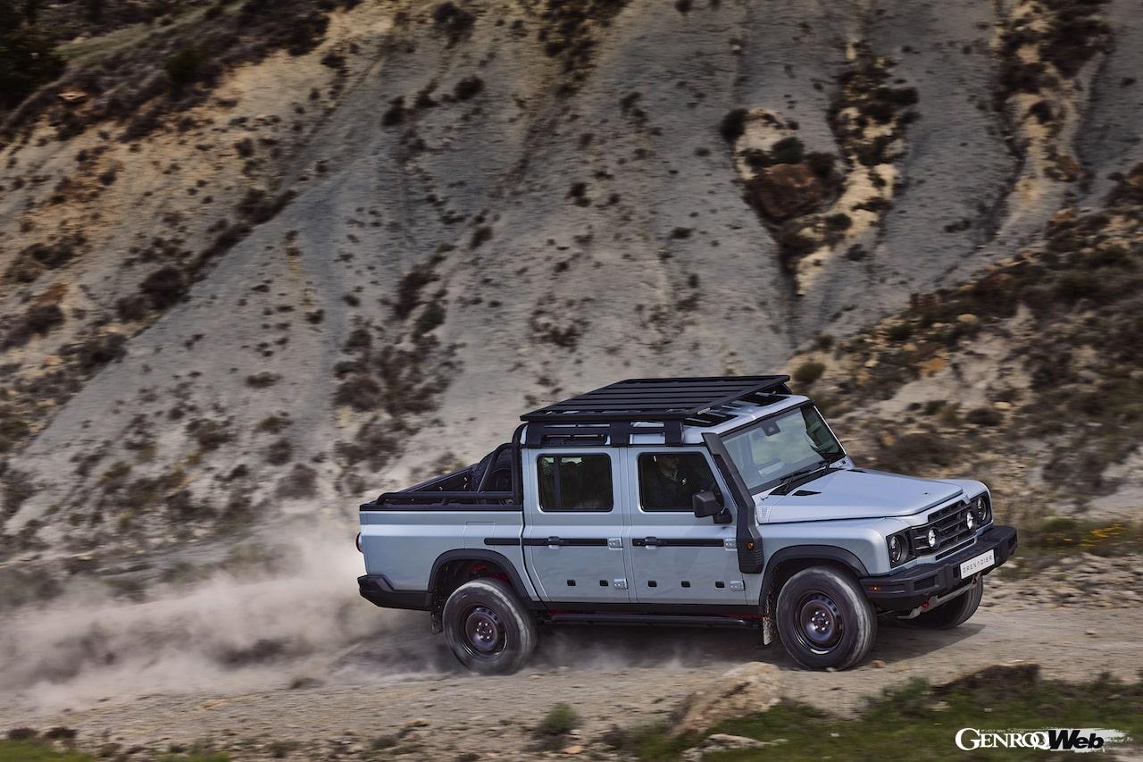 ダブルキャプピックアップ「イネオス グレナディア クォーターマスター」の走行シーン。