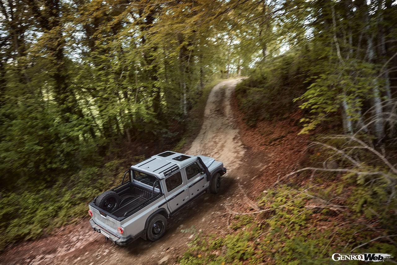 ダブルキャプピックアップ「イネオス グレナディア クォーターマスター」の走行シーン。