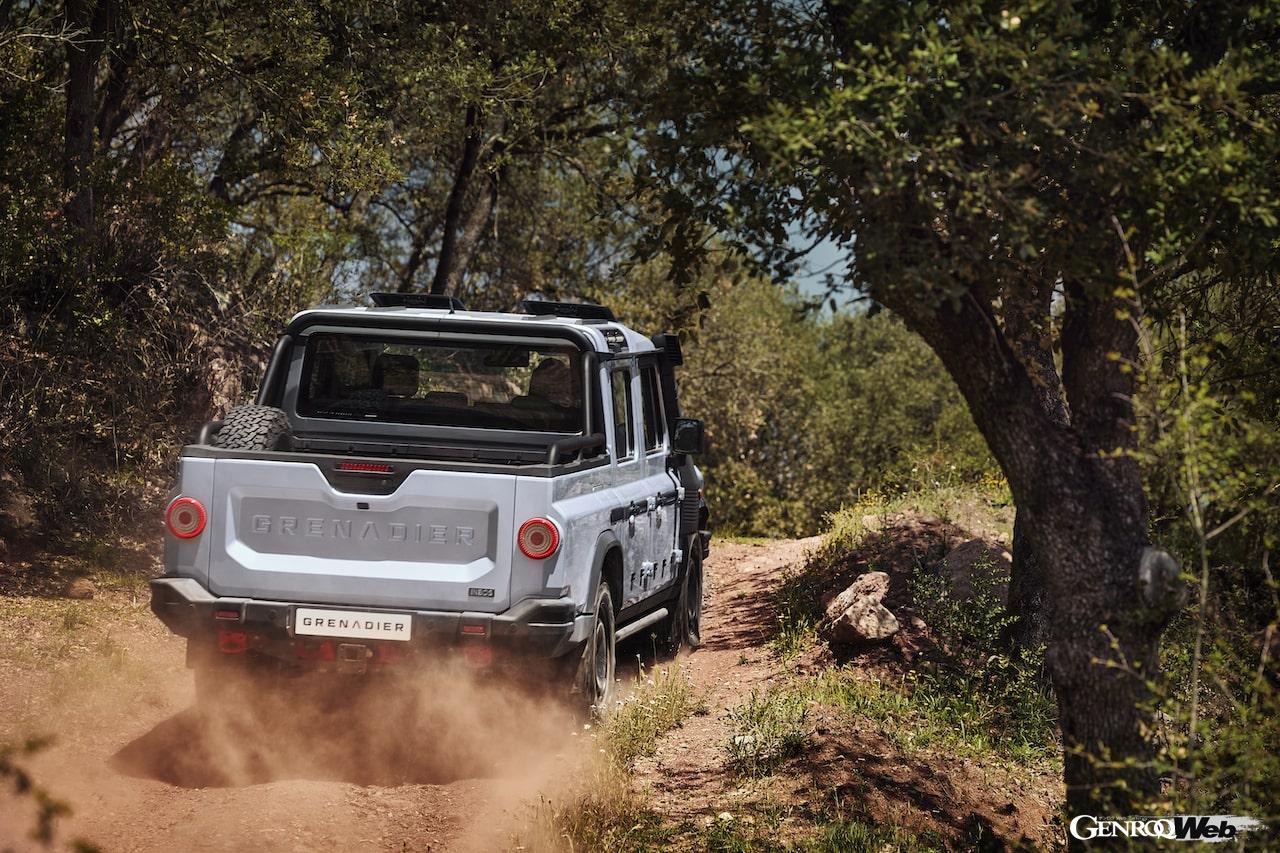 ダブルキャプピックアップ「イネオス グレナディア クォーターマスター」の走行シーン。