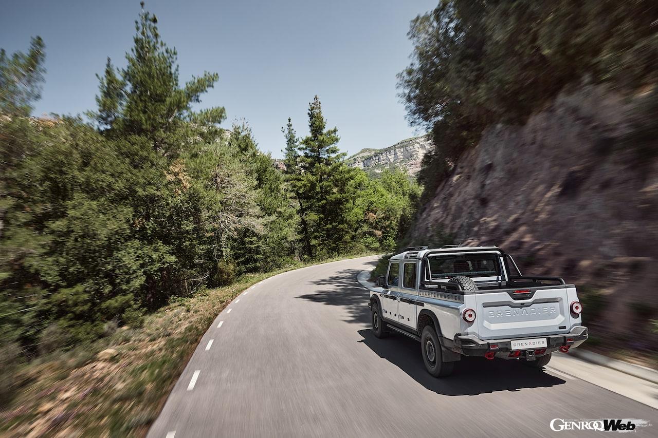 ダブルキャプピックアップ「イネオス グレナディア クォーターマスター」の走行シーン。