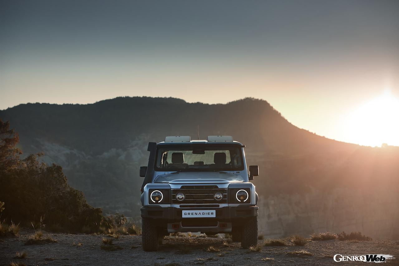 ダブルキャプピックアップ「イネオス グレナディア クォーターマスター」の走行シーン。