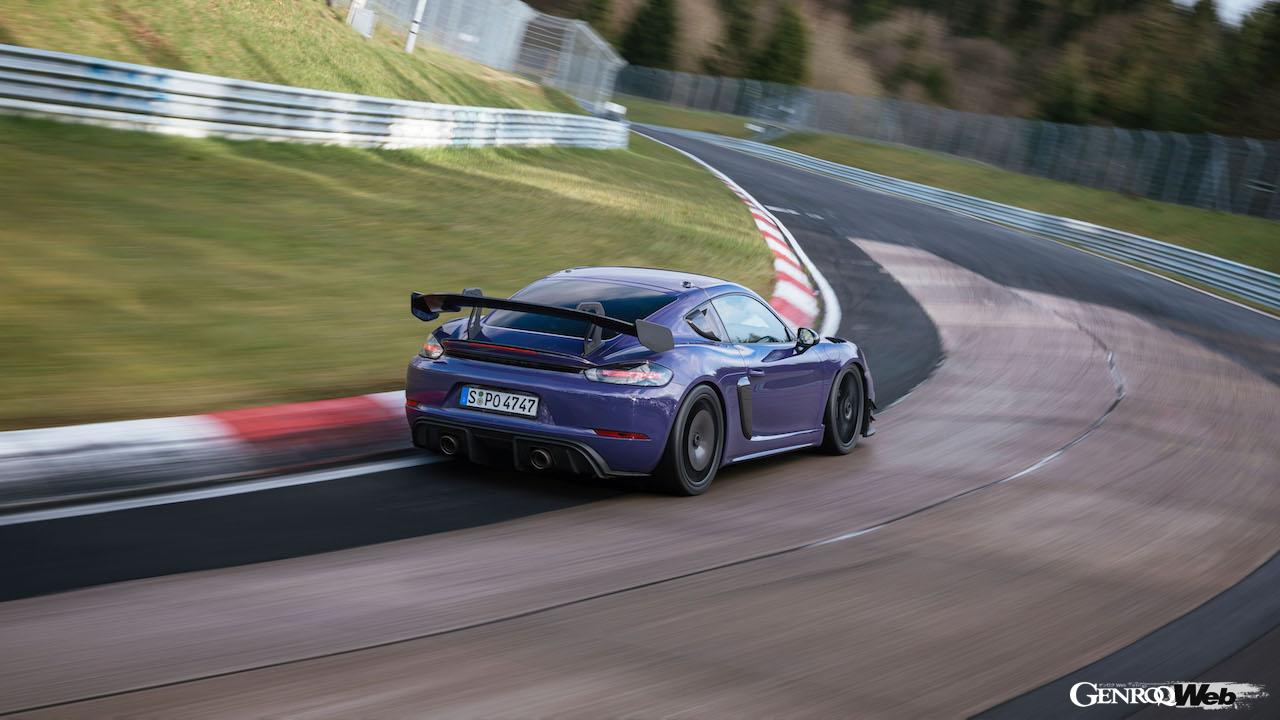 マンタイ・レーシングと共同開発された「マンタイ・キット」が装着されたポルシェ 718 ケイマン GT4 RS。