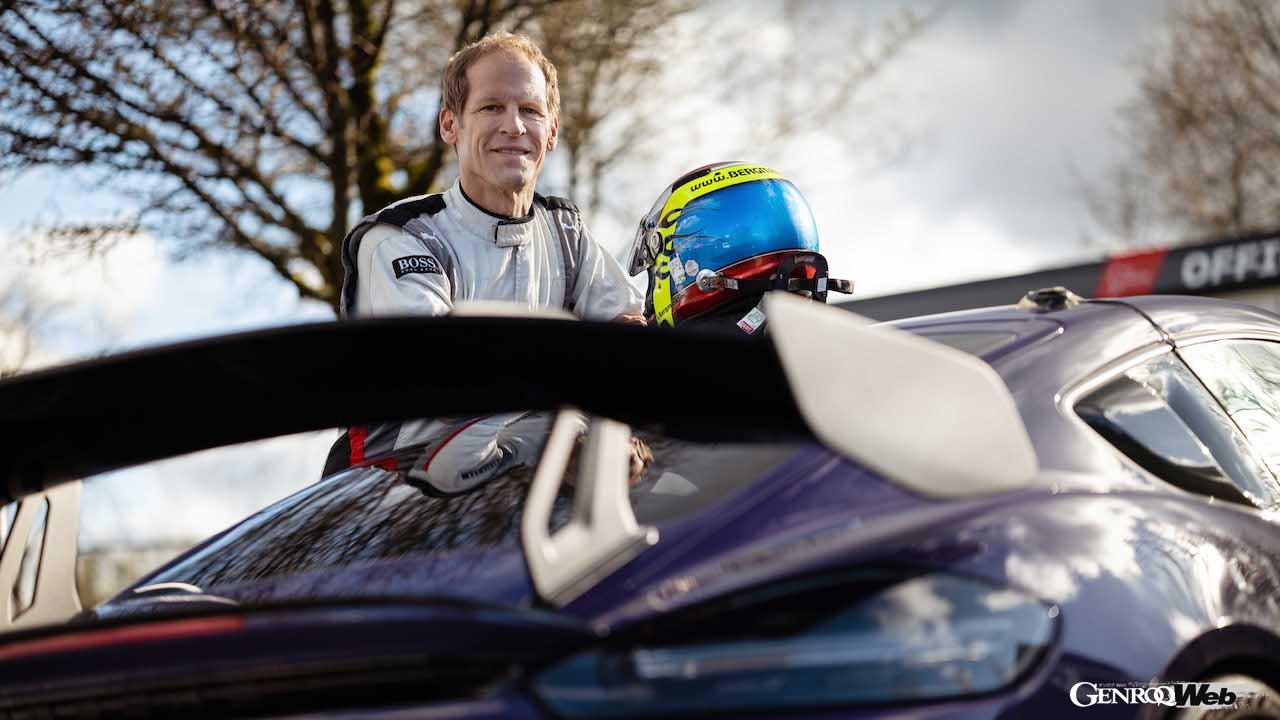 マンタイ・レーシングと共同開発された「マンタイ・キット」が装着されたポルシェ 718 ケイマン GT4 RS。