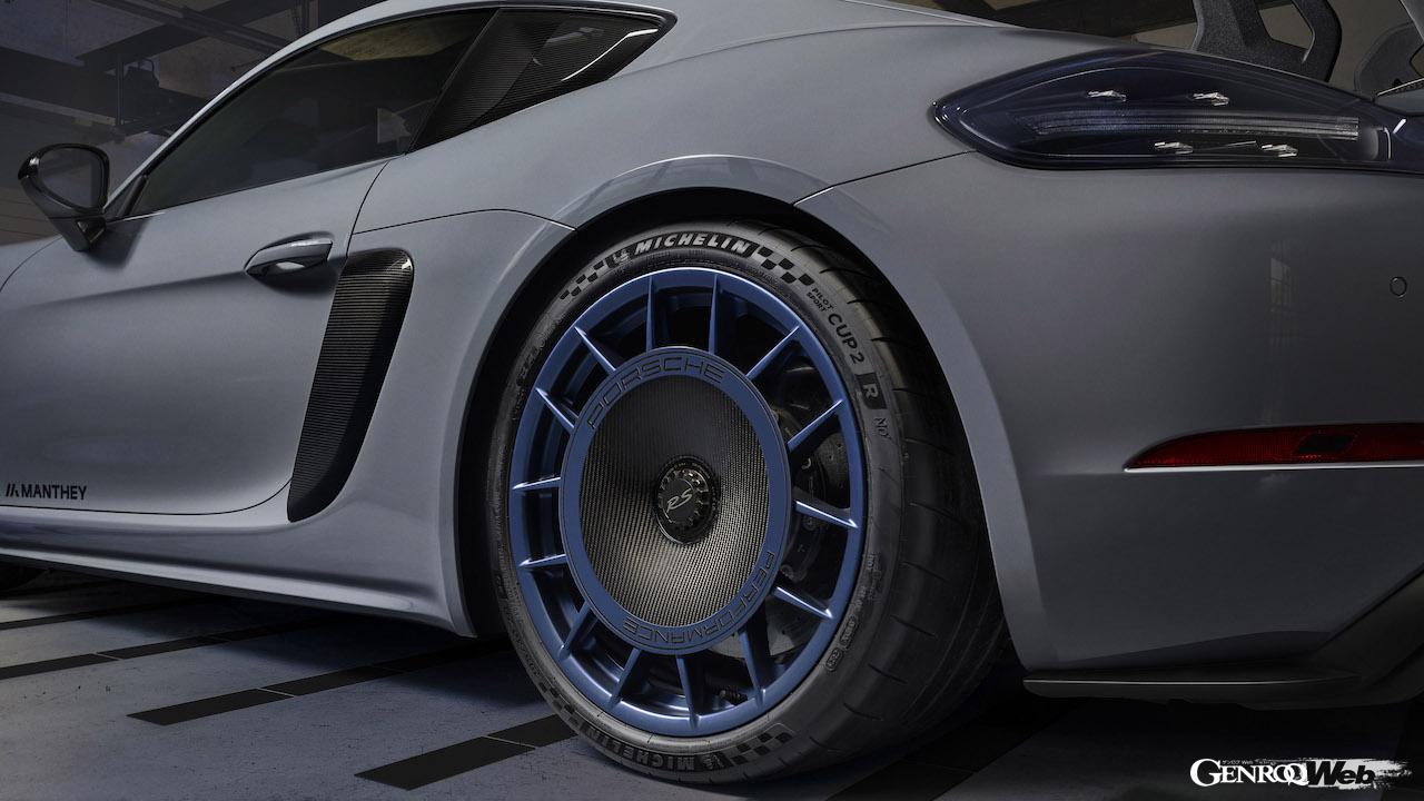 マンタイ・レーシングと共同開発された「マンタイ・キット」が装着されたポルシェ 718 ケイマン GT4 RS。