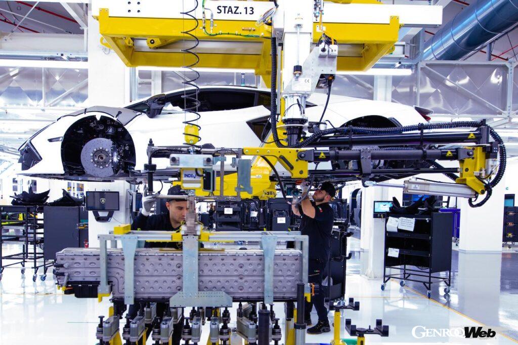 新たな生産システム「マニファットゥーラ・ランボルギーニ・ネクストレベル」が導入された、ランボルギーニ レヴエルトの製造風景。