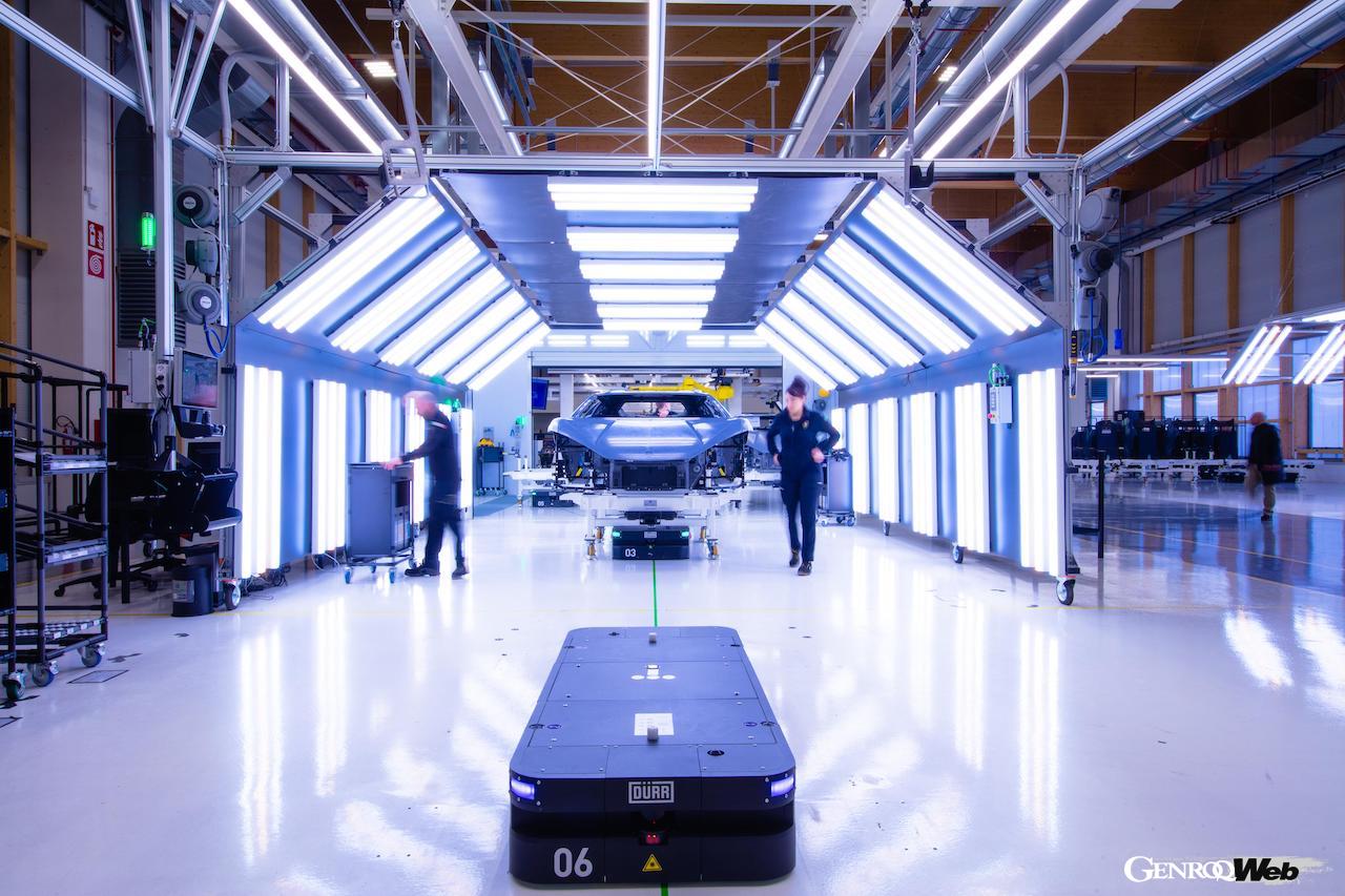 新たな生産システム「マニファットゥーラ・ランボルギーニ・ネクストレベル」が導入された、ランボルギーニ レヴエルトの製造風景。