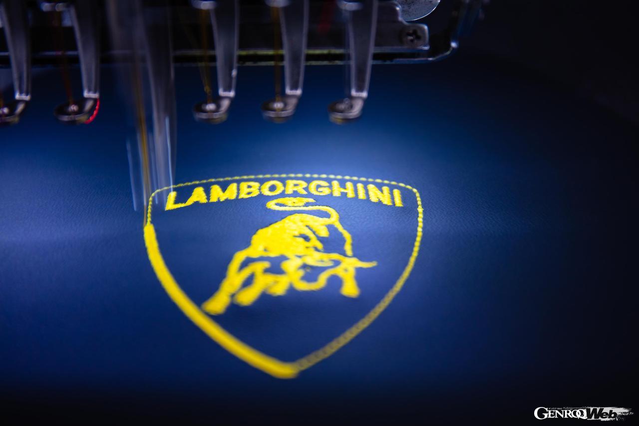 新たな生産システム「マニファットゥーラ・ランボルギーニ・ネクストレベル」が導入された、ランボルギーニ レヴエルトの製造風景。