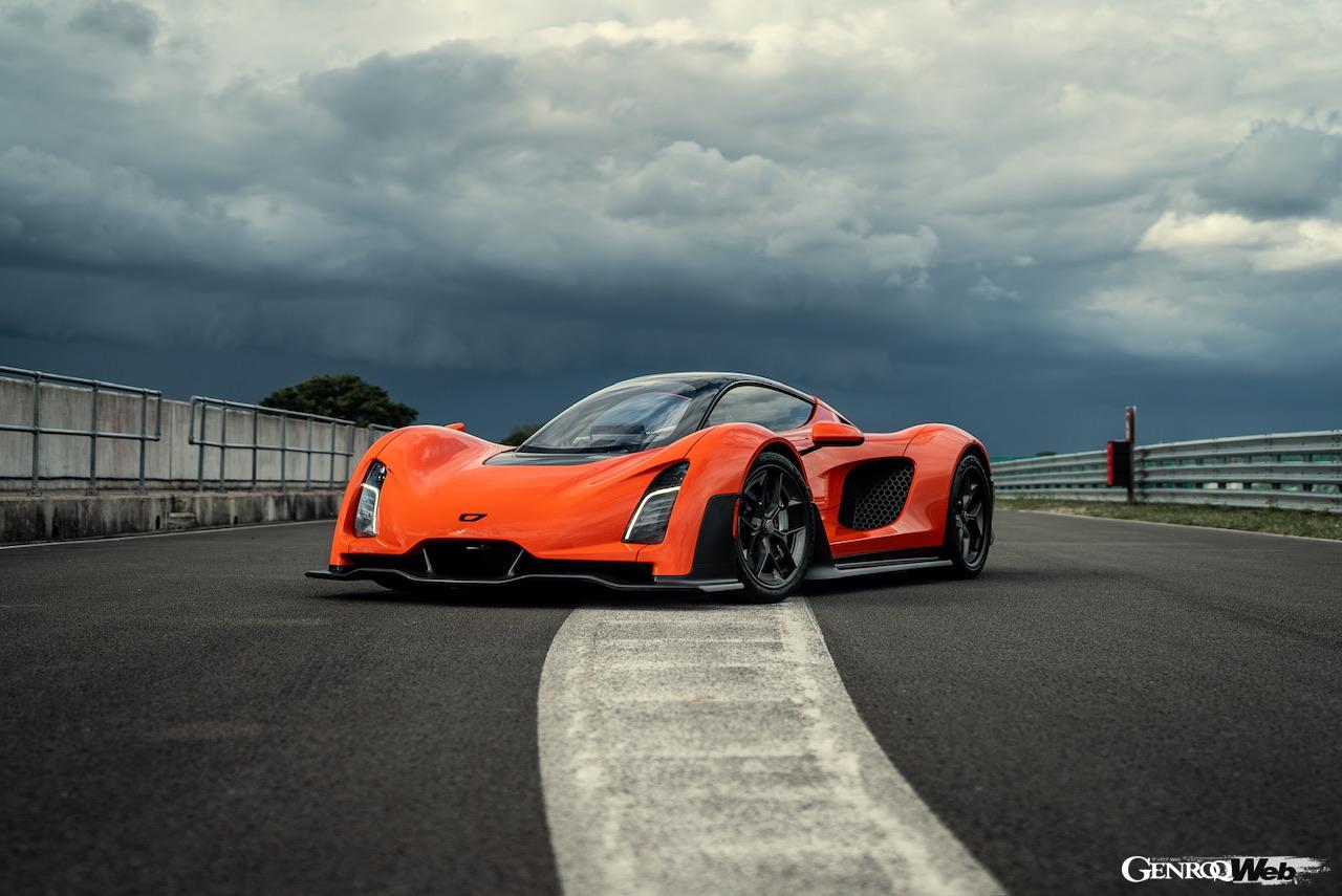 新色「ゴールデン・ステート・オブ・マインド」を纏い、グッドウッドでヨーロッパデビューを果たしたジンガー 21C V MAX。