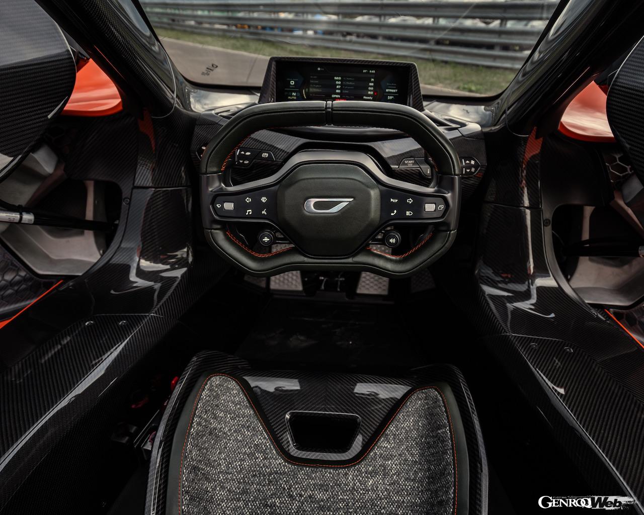 グッドウッドでヨーロッパデビューを果たしたジンガー 21C V MAXのコクピット。