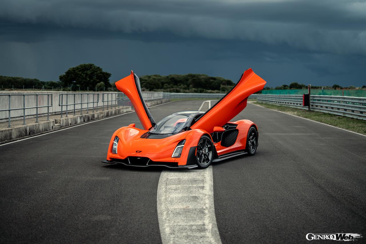 新色「ゴールデン・ステート・オブ・マインド」を纏い、グッドウッドでヨーロッパデビューを果たしたジンガー 21C V MAX。