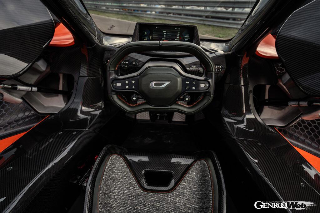 グッドウッドでヨーロッパデビューを果たしたジンガー 21C V MAXのコクピット。