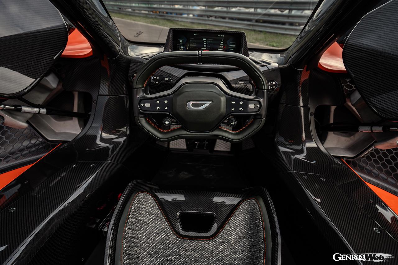 グッドウッドでヨーロッパデビューを果たしたジンガー 21C V MAXのコクピット。