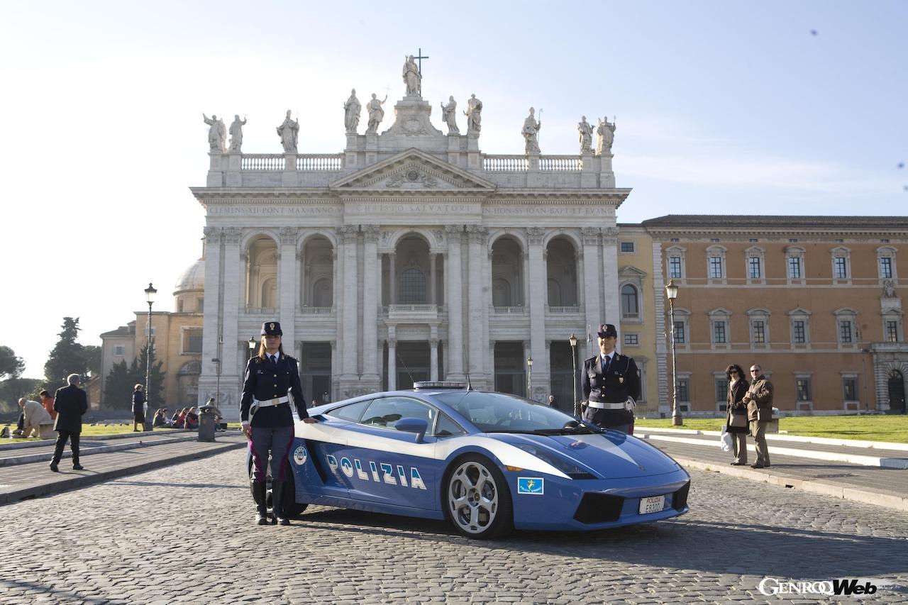 発売直後から高い人気を集めることになったガヤルド。その理由はデザインや性能だけでなく、日常使いができる汎用性にあった。それを照明するように、このガヤルドからイタリア警察への車両寄付もスタートしている。