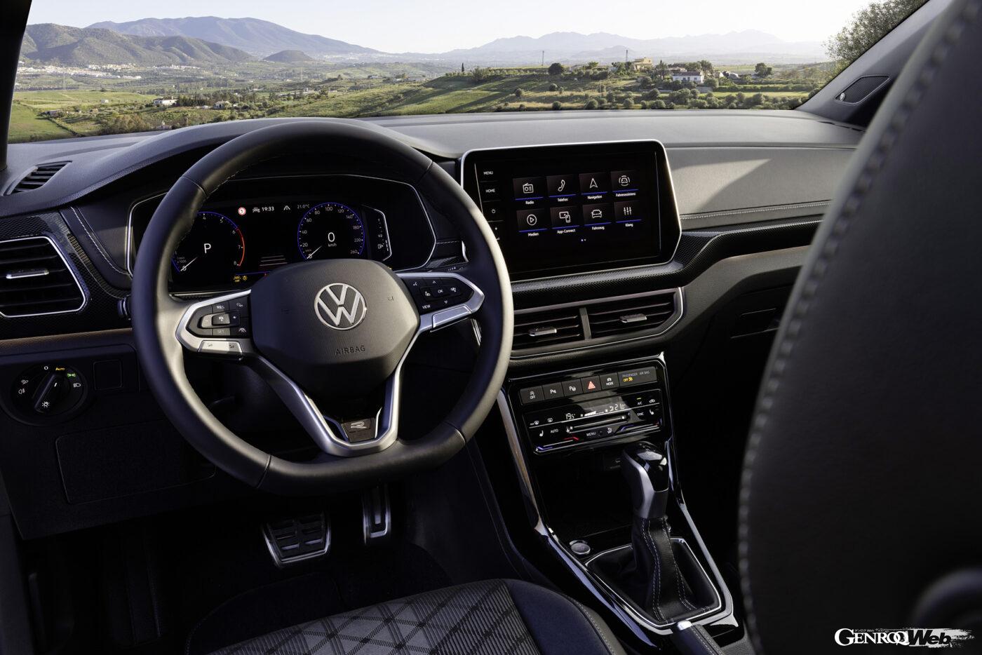 コックピット中央のインフォテインメント・ディスプレイは独立型となる。