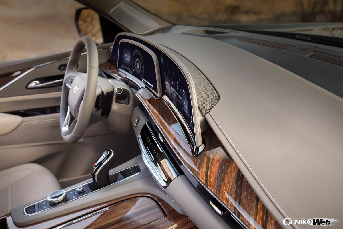 アルファードの最上級グレード「エグゼクティブ ラウンジ」の価格はAWDでは872万にもなるが、それでもキャデラック エスカレードの半額ほど。リーズナブルな3列シートのラグジュアリーピープルムーバーという考えなら選択肢はアルファードだ。