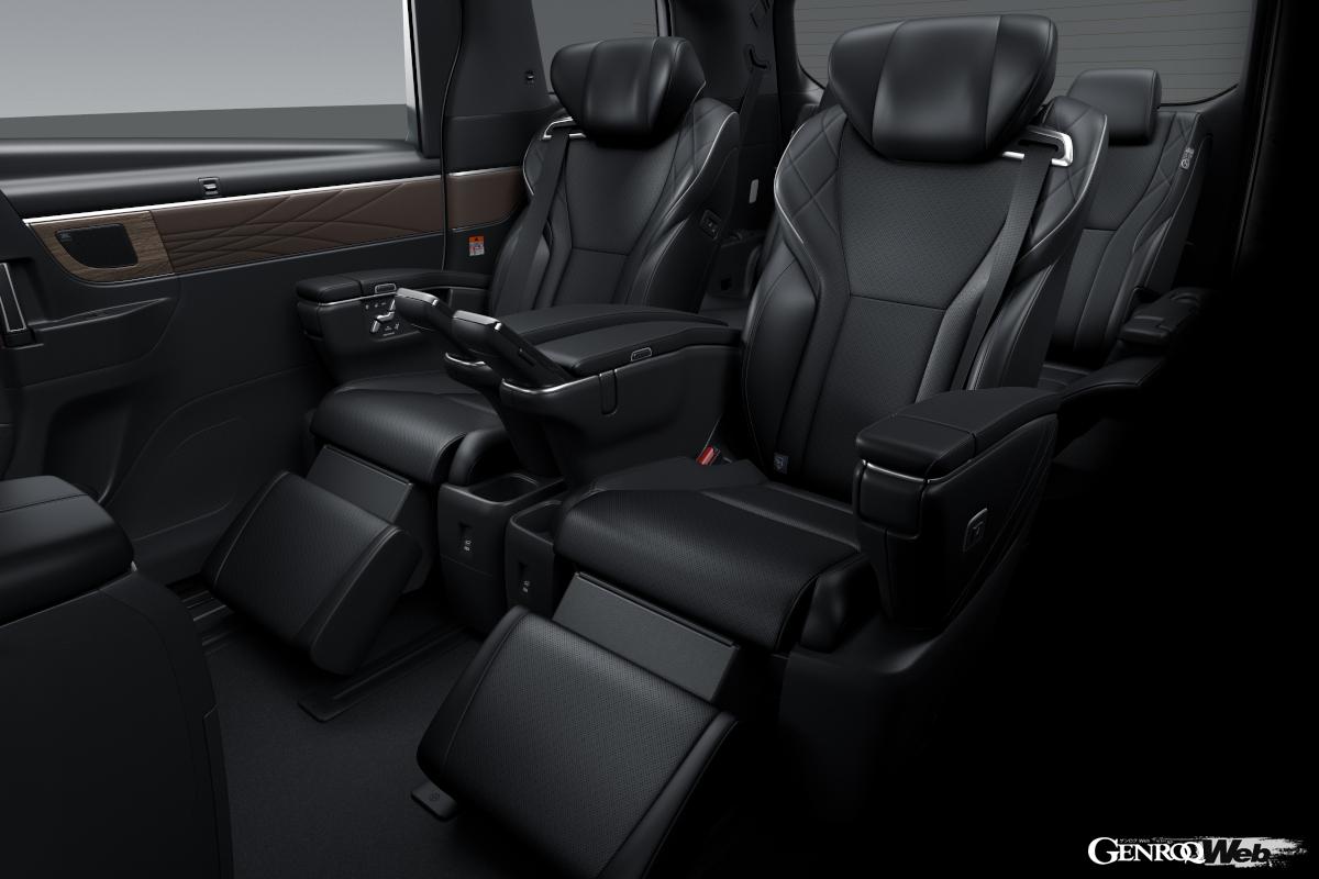 両車7名乗車が可能な3列シート車。乗員すべてに十分なスペースが確保されているのも同じだ。